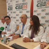 Miembros del Sindicato Médico de CLM durante la rueda de prensa en Ciudad Real Miembros del Sindicato Médico de CLM durante la rueda de prensa en Ciudad Real