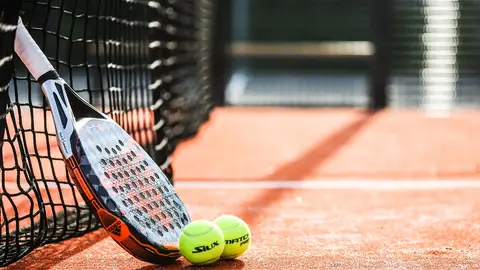 Pala de pádel Estos son los beneficios en la salud de jugar al pádel, según un experto