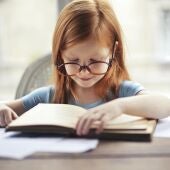 Imagen de archivo de una niña leyendo