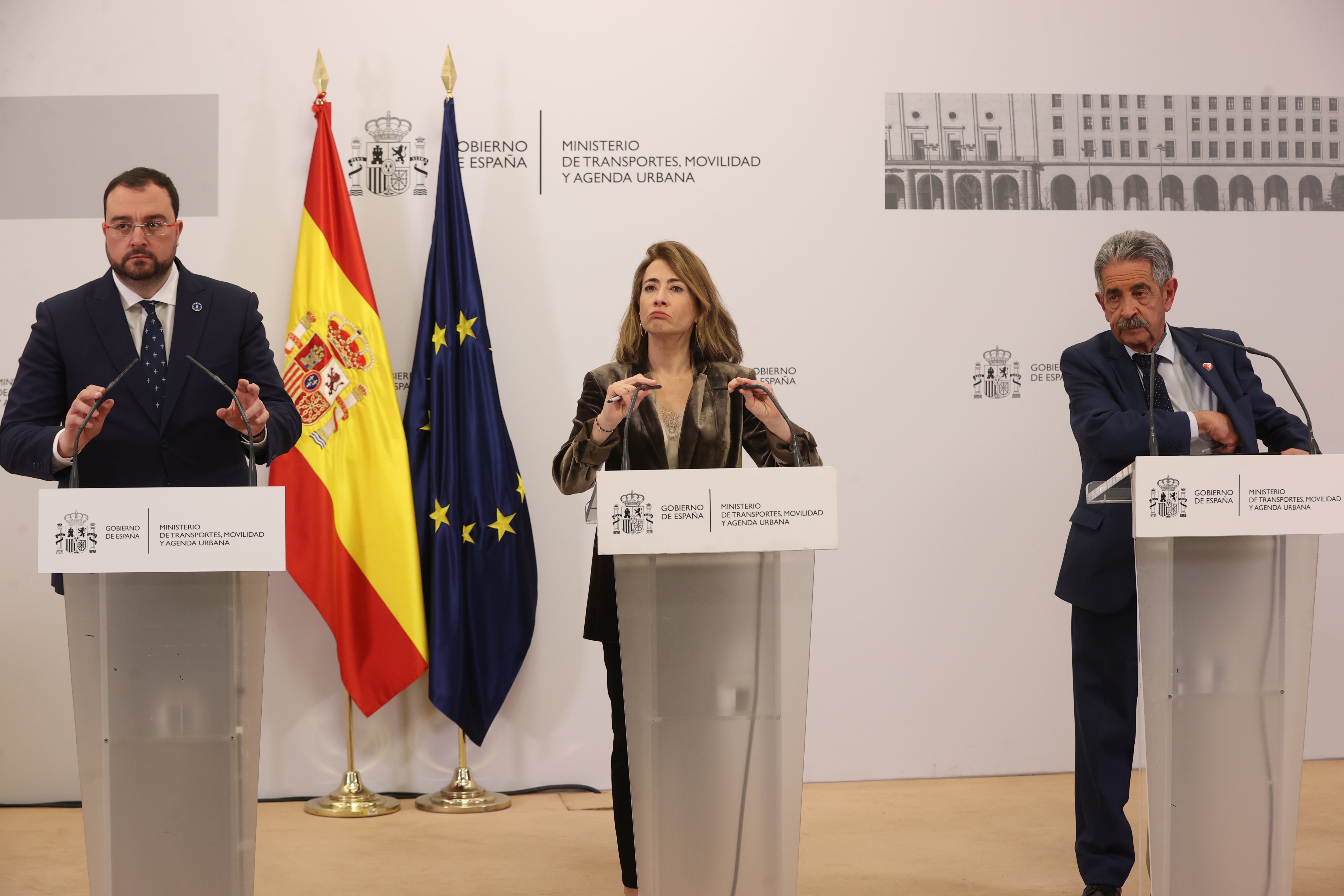 Raquel Sánchez anuncia que los nuevos trenes de Cantabria y Asturias estarán circulando a principios de 2026 Raquel Sánchez anuncia que los nuevos trenes de Cantabria y Asturias estarán circulando a principios de 2026