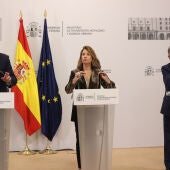 La ministra de Transportes, Raquel Sánchez, el presidente de Cantabría, Miguel Ángel Revilla y su homólogo asturiano, Adrián Barbón