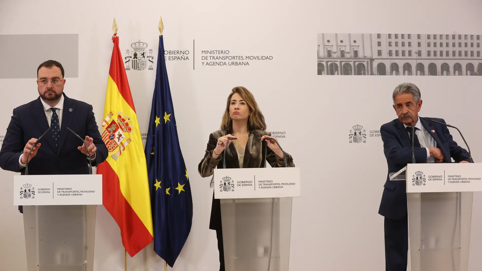 La ministra de Transportes, Raquel Sánchez, el presidente de Cantabría, Miguel Ángel Revilla y su homólogo asturiano, Adrián Barbón