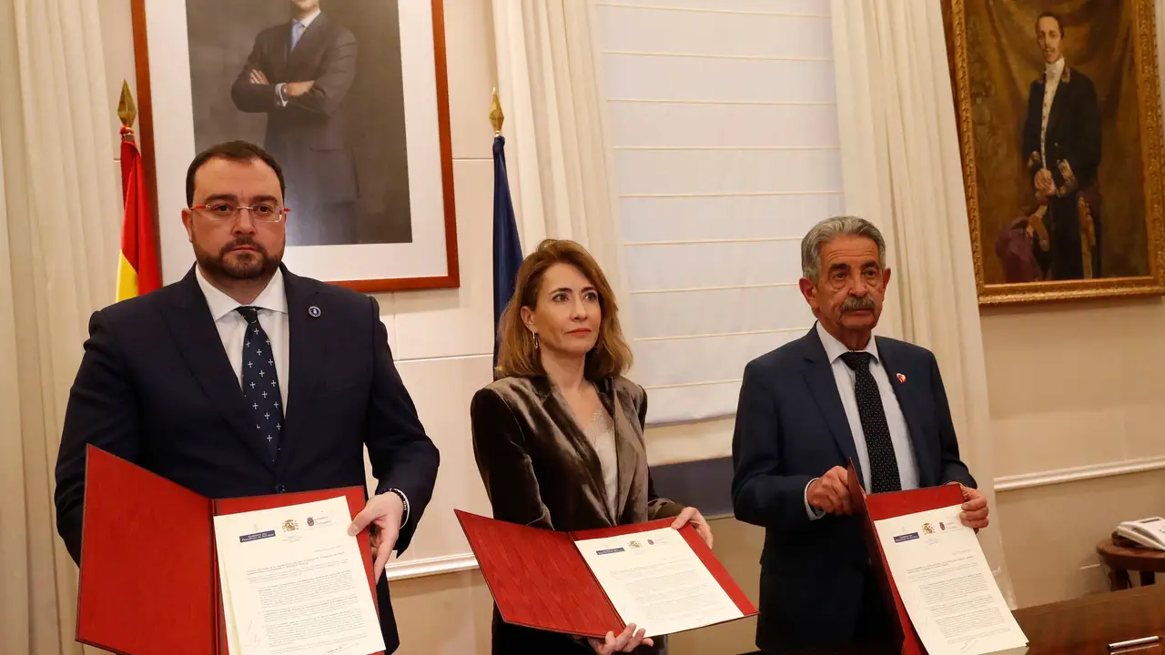 Barbón, Sánchez y Revilla firman un protocolo sobre cercanías ferroviarias Barbón, Sánchez y Revilla firman un protocolo sobre cercanías ferroviarias