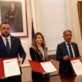 Barbón, Sánchez y Revilla firman un protocolo sobre cercanías ferroviarias