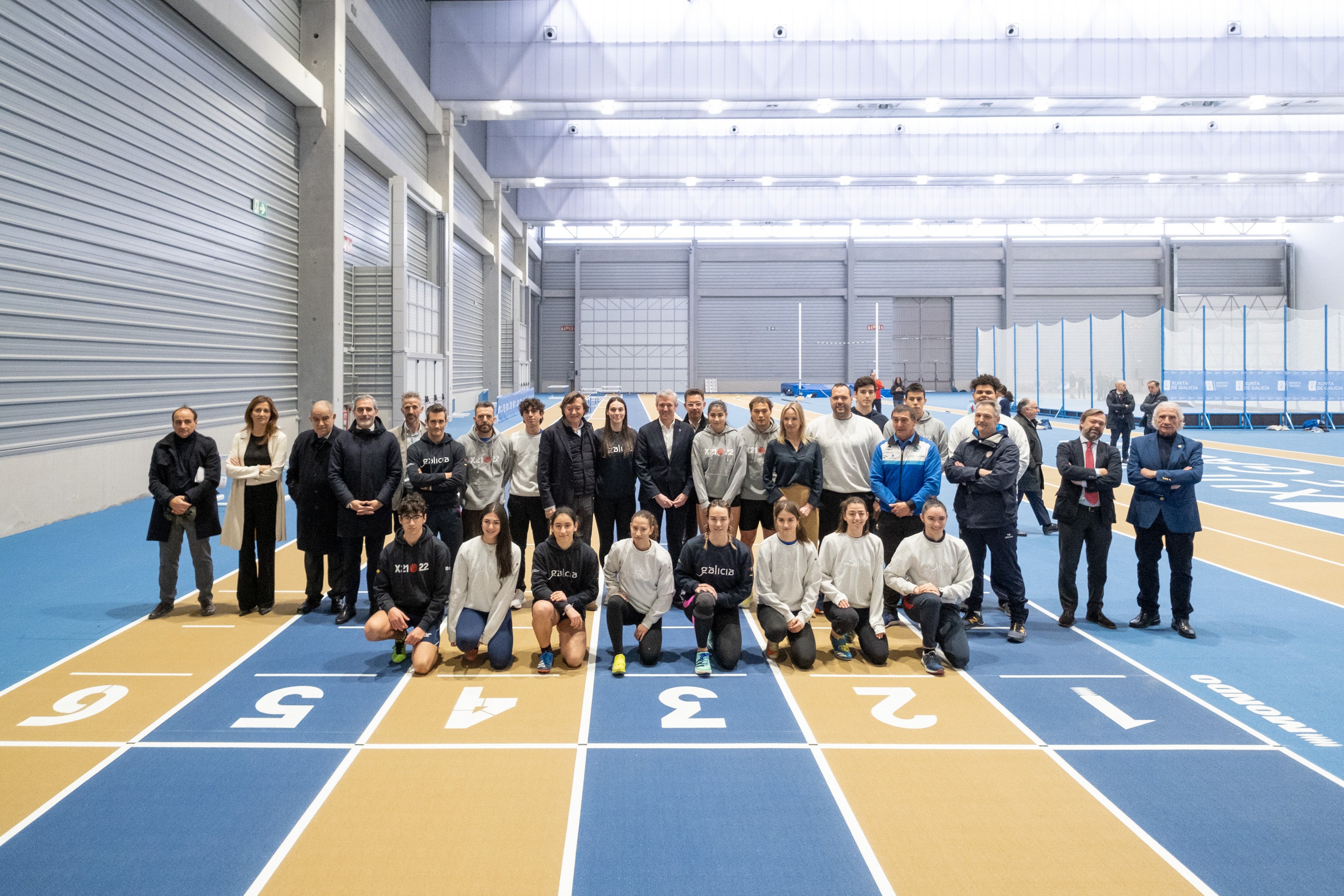 El presidente de la Xunta de Galicia inaugura el módulo de atletismo del IFEVI. El presidente de la Xunta de Galicia inaugura el módulo de atletismo del IFEVI.