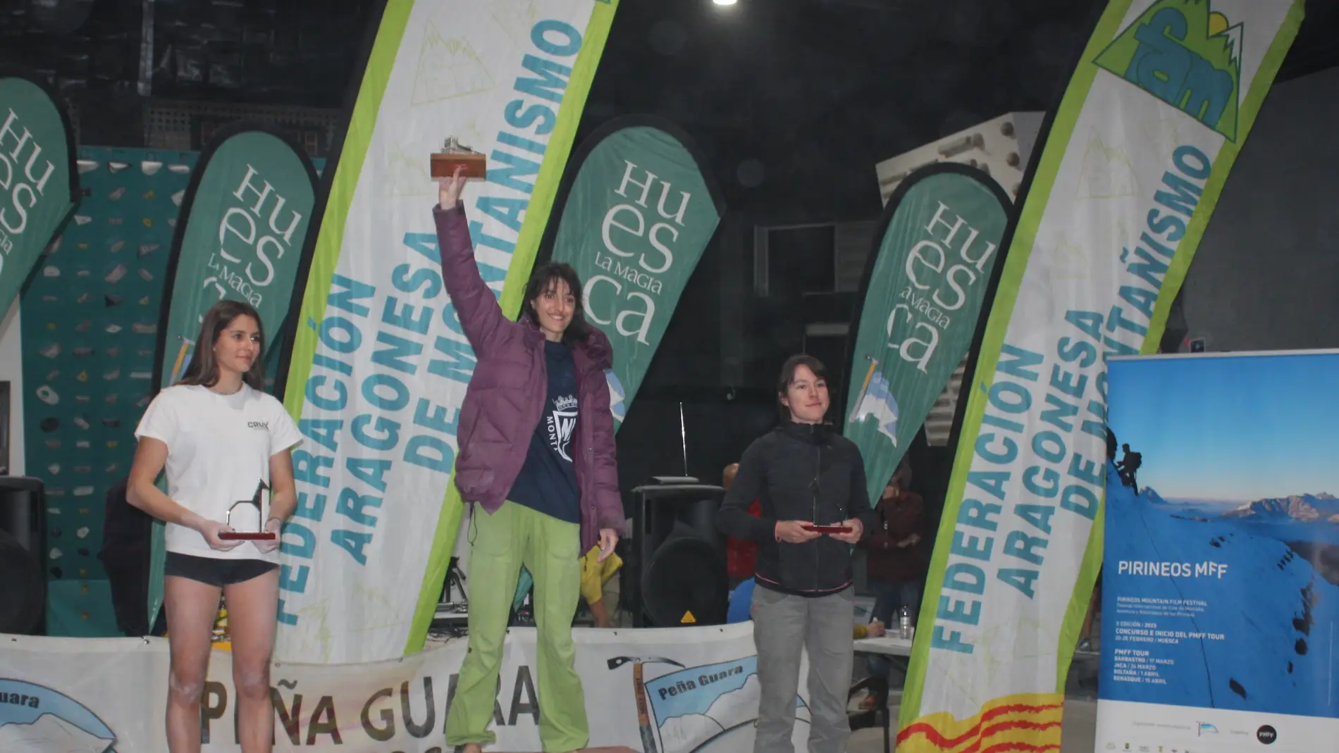 Podio femenino del "Ciudad de Huesca" de escalada.