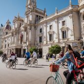 Ciclistas paseando por València