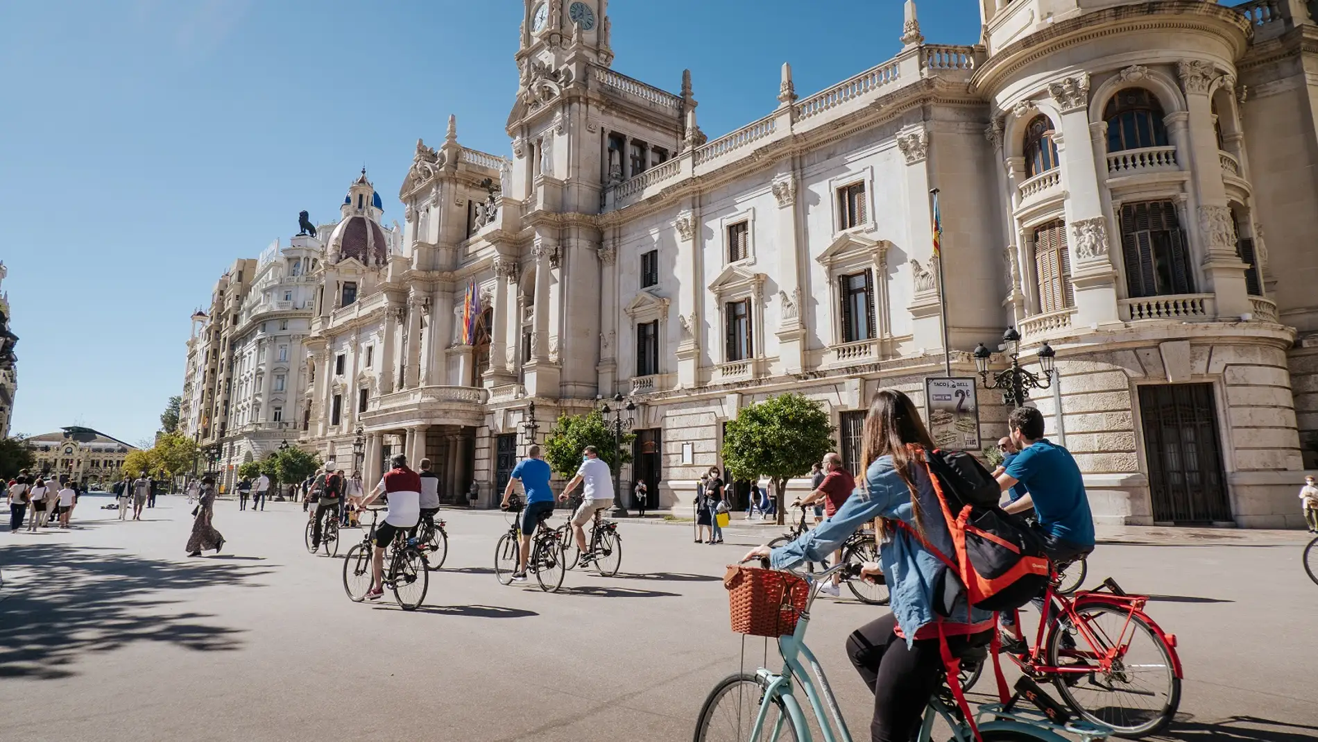 Ciclistas paseando por València