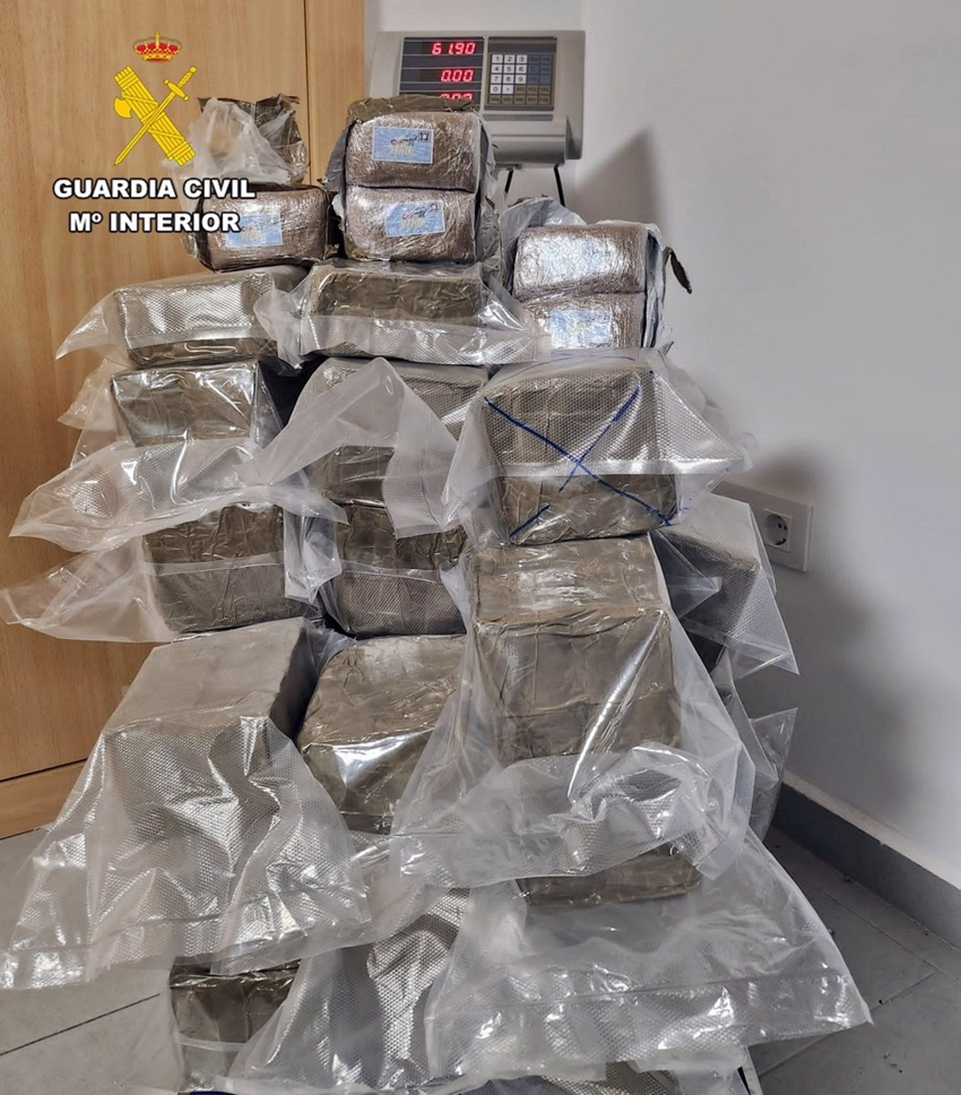 Interceptados en Villafranca de los Barros más de 60 kilos de hachís ocultos en un doble fondo de un turismo Interceptados en Villafranca de los Barros más de 60 kilos de hachís ocultos en un doble fondo de un turismo