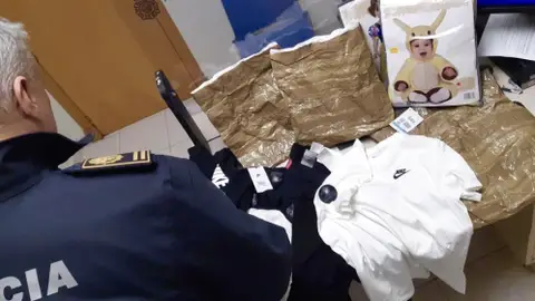 Parte de la ropa robada que portaban los detenidos en Elche. Parte de la ropa robada que portaban los detenidos en Elche.