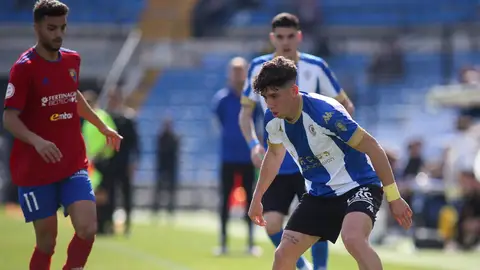 Luque conduce el balón ante un jugador del Teruel. Luque conduce el balón ante un jugador del Teruel.