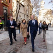 El alcalde, Jorge Azcón, ha recorrido la plaza, acompañado por los ediles Alfonso Mendoza, Natalia Chueca y Patricia Cavero