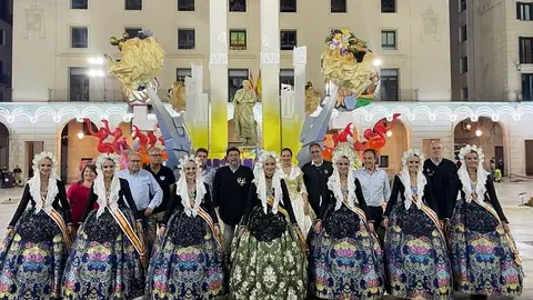 Las hogueras y barracas recibirán un 20% más de subvención en el 2023 alcanzando los 800.000 € Representantes de la fiesta frente la hoguera oficial