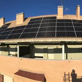 Placas fotovoltaicas en un edificio. Placas fotovoltaicas en un edificio.