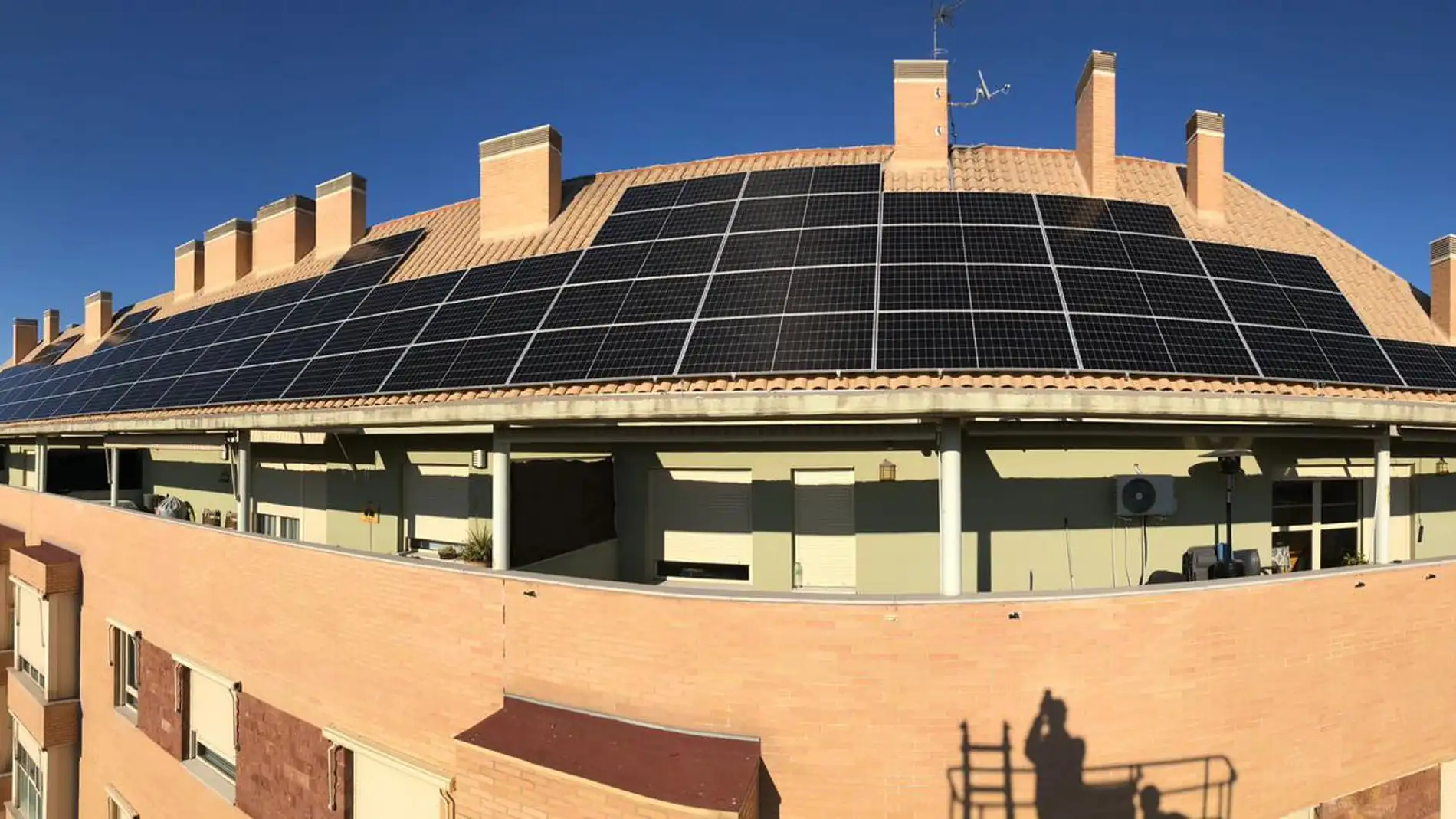 Placas fotovoltaicas en un edificio. 