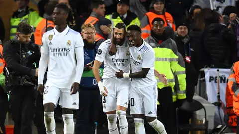Benzema y Vinicius celebran un gol con el Real Madrid. Benzema y Vinicius celebran un gol con el Real Madrid.
