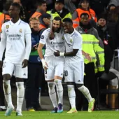 Benzema y Vinicius celebran un gol con el Real Madrid. Benzema y Vinicius celebran un gol con el Real Madrid.