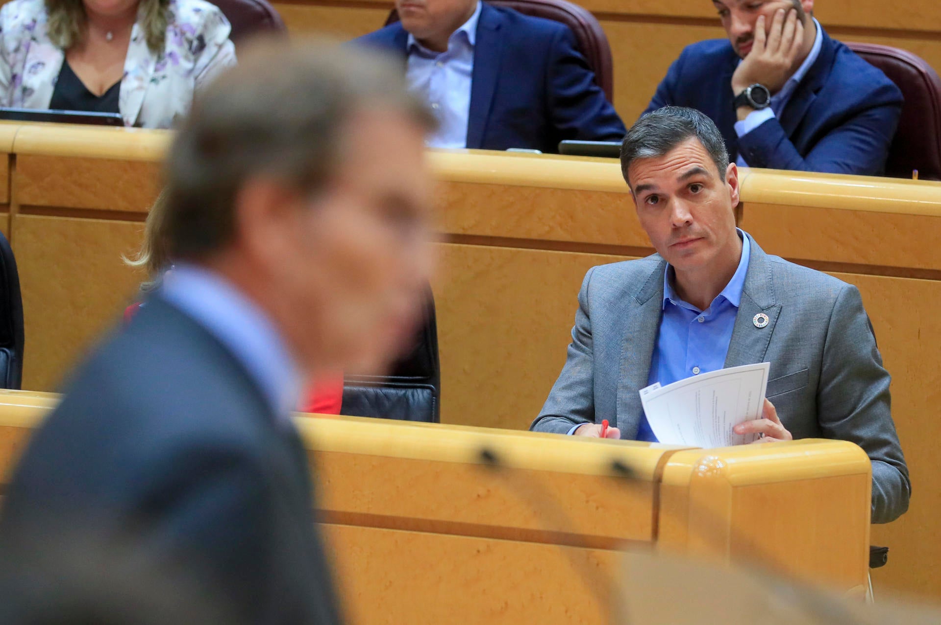 Feijóo avisa a Sánchez de que la gente está "cansada" de él: "Deje ya de molestar a la gente de bien" Feijóo avisa a Sánchez de que la gente está "cansada" de él: "Deje ya de molestar a la gente de bien"