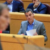 El presidente del Gobierno, Pedro Sánchez, escucha la intervención del líder del PP, Alberto Núñez Feijóo (i), en una imagen de archivo. 