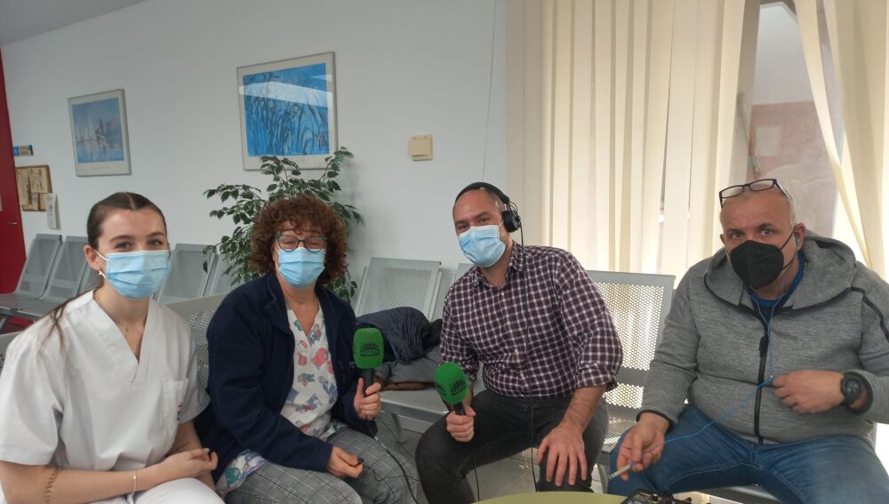 Jorge Abad con las enfermeras Maite García y Andrea Breñosa