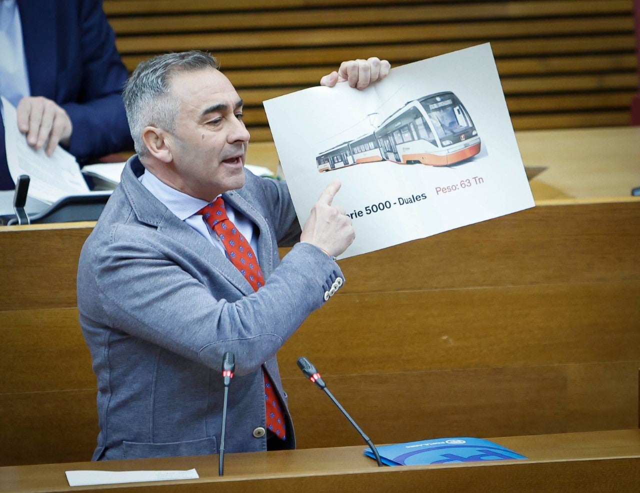 El grupo popular en Les Corts denuncia que los nuevos trenes entre Dénia y Benidorm no pueden circular porque los puentes no soportan su peso El grupo popular en Les Corts denuncia que los nuevos trenes entre Dénia y Benidorm no pueden circular porque los puentes no soportan su peso