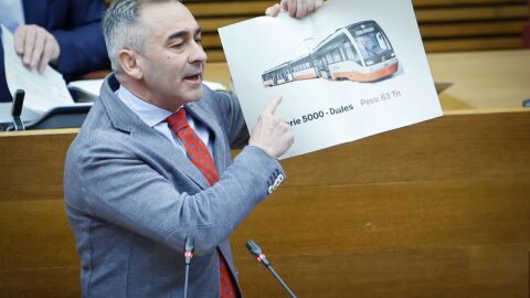 El grupo popular en Les Corts denuncia que los nuevos trenes no pueden circular porque los puentes no soportan su peso