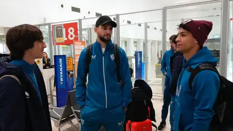 Brian Gil, Rafa Mir y Oliver Torres, en el aeropuerto. Brian Gil, Rafa Mir y Oliver Torres, en el aeropuerto.
