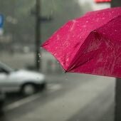 Una persona con paraguas