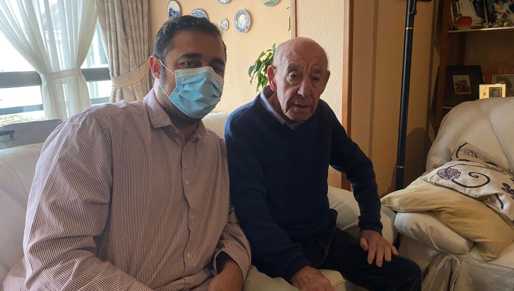 Rodrigo Núñez, enfermero, junto con Pedro, paciente con Alzheimer