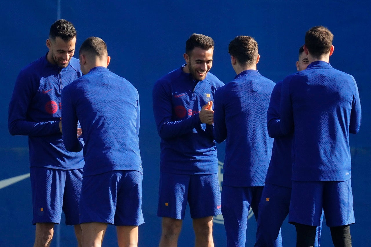 El Barcelona se la juega en Old Trafford sin Pedri y sin Gavi, pero con Busquets El Barcelona se la juega en Old Trafford sin Pedri y sin Gavi, pero con Busquets