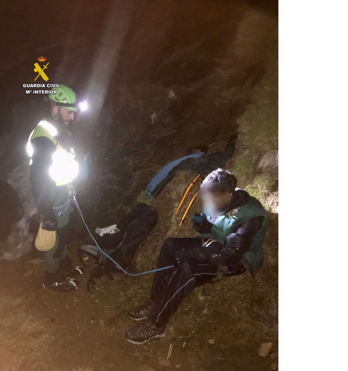 Un montañero cae 100 metros por un nevero y queda al borde de un precipicio Un montañero cae 100 metros por un nevero y queda al borde de un precipicio