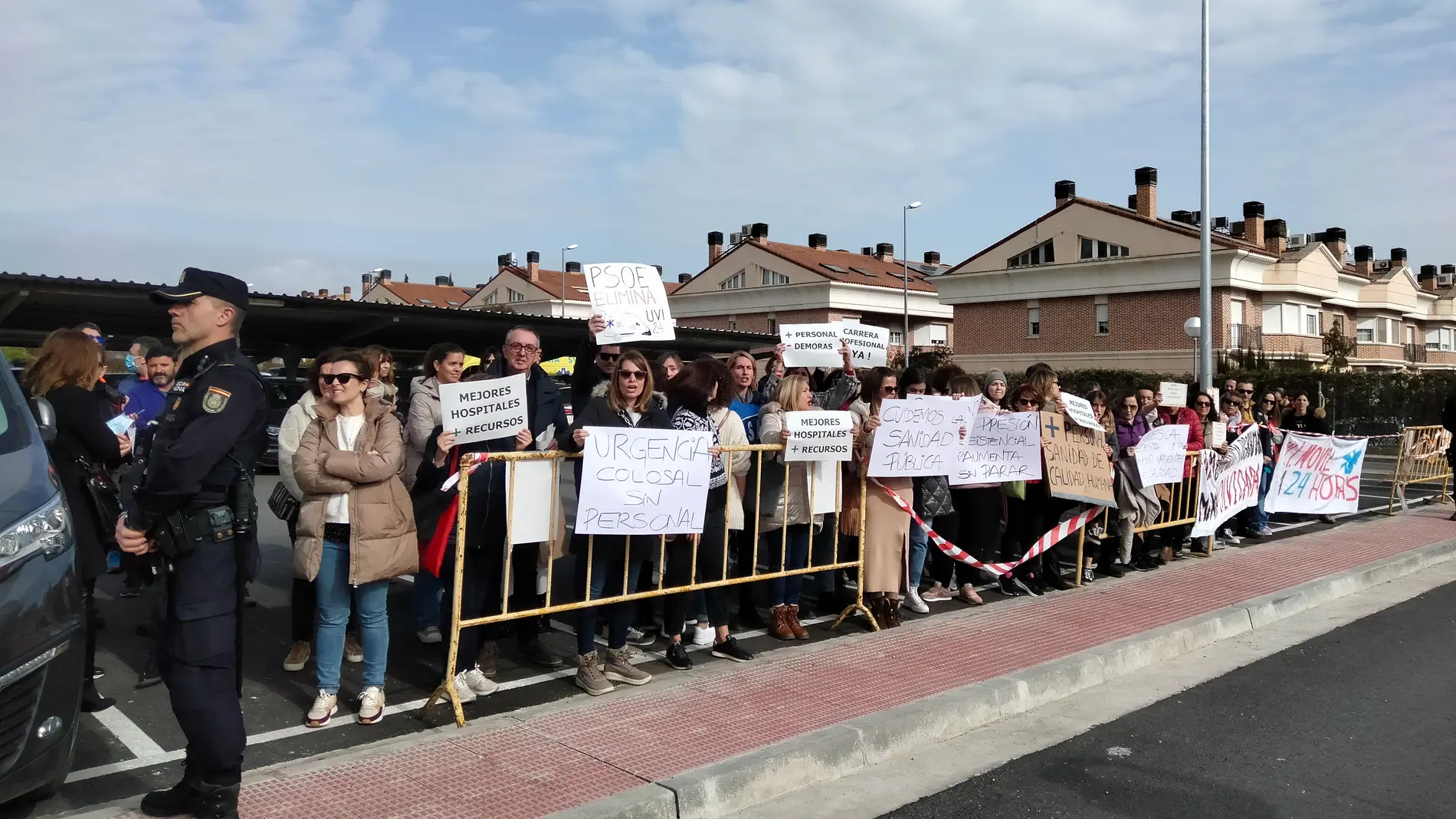 Los sanitarios han recibido con protestas a Javier Lambán y Sira Repollés.