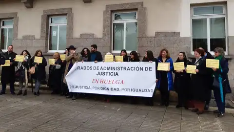 Letrados de justicia de A Coruña Ante la Delegación del Gobierno en Galicia.
