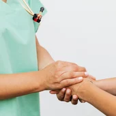 Enfermera dando la mano a un paciente Enfermera dando la mano a un paciente