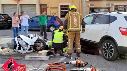 Un motorista de 40 a&ntilde;os resulta herido en Elda tras colisionar con un coche y quedar atrapado debajo del mismo.