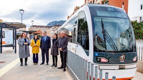 Un momento del día de la vuelta al servicio de la L-9 del TRAM-D&#39;Alacant