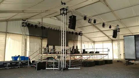 Escenario instalado en la plaza Rafael Alberti Escenario instalado en la plaza Rafael Alberti