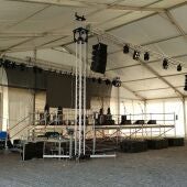 Escenario instalado en la plaza Rafael Alberti