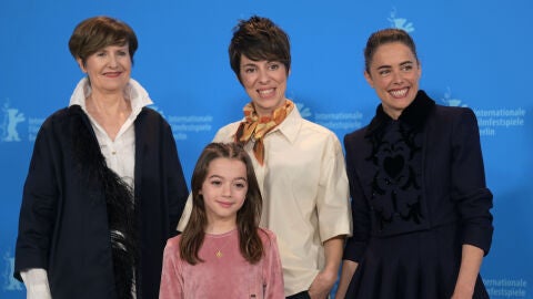 La directora Est&iacute;baliz Urresola y las actrices de '20.000 especies de abejas' posan en el photocall de la Berlinale