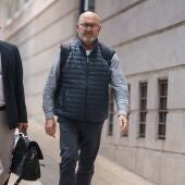  El exdiputado nacional del PSOE, Juan Bernardo Fuentes, a la salida de la Audiencia Provincial de Santa Cruz de Tenerife tras declarar por el caso Mediador 