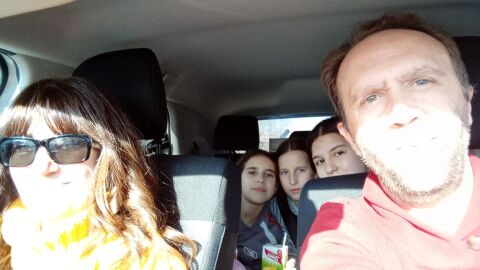 María Jesús y Juan Luis con las tres hermanas ucranianas en el coche