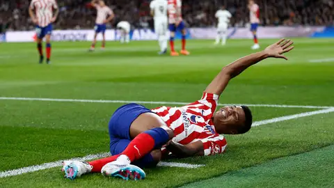 Reinildo Mandava lesionado en el Santiago Bernabéu Reinildo Mandava lesionado en el Santiago Bernabéu