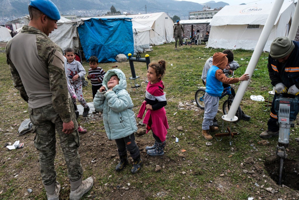 El secuestro y tráfico de niños, uno de los riesgos que corren los menores huérfanos tras el terremoto de Turquía y Siria El secuestro y tráfico de niños, uno de los riesgos que corren los menores huérfanos tras el terremoto de Turquía y Siria