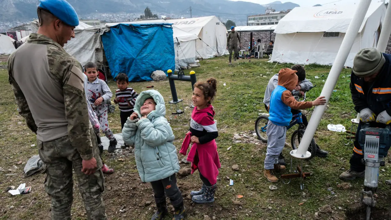 Varios niños en una de las zonas habilitadas tras los terremotos de Turquía y Siria Varios niños en una de las zonas habilitadas tras los terremotos de Turquía y Siria