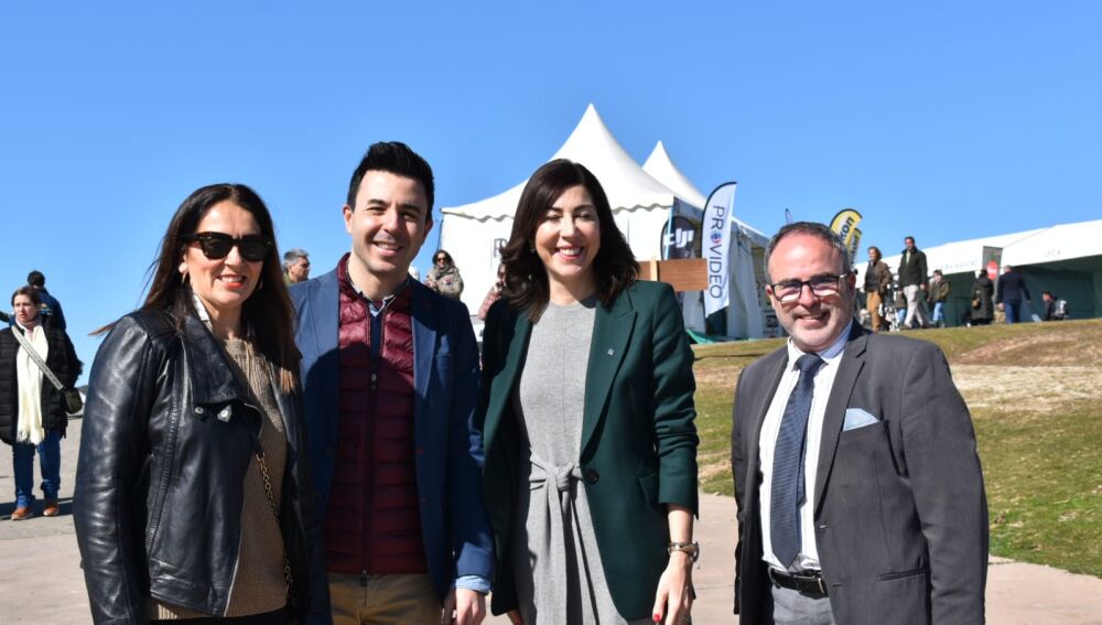 La secretaria de Estado de Turismo (centro) y el director general de Turismo de Extremadura (derecha) junto a la directora de Atresmedia Radio en Extremadura y el director de 'Gente viajera'