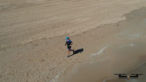 La Transilicitana 2023 pas&oacute; por la arena de la playa de El Altet