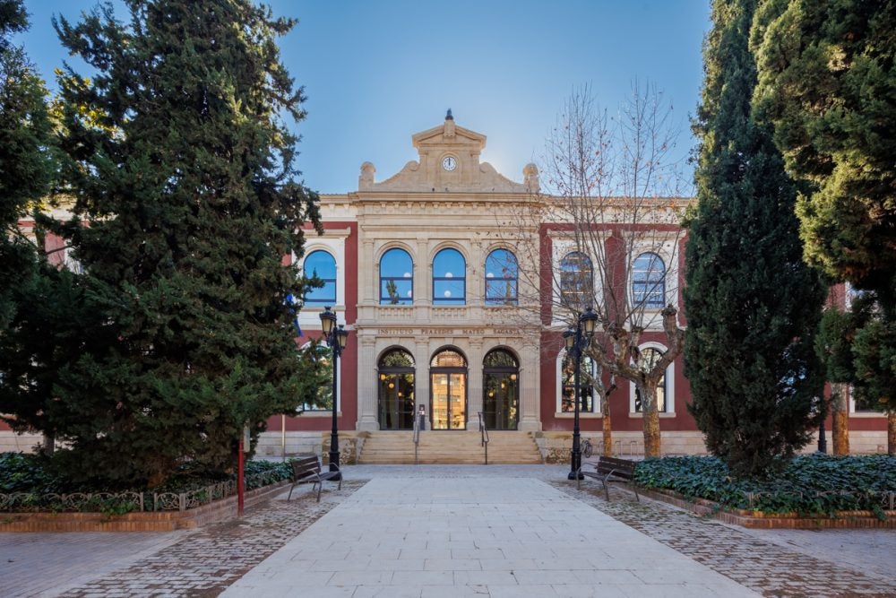 El IES Sagasta prohíbe el velo y las gorras en clase, de acuerdo con el reglamento aprobado por el Consejo Escolar El IES Sagasta prohíbe el velo y las gorras en clase, de acuerdo con el reglamento aprobado por el Consejo Escolar