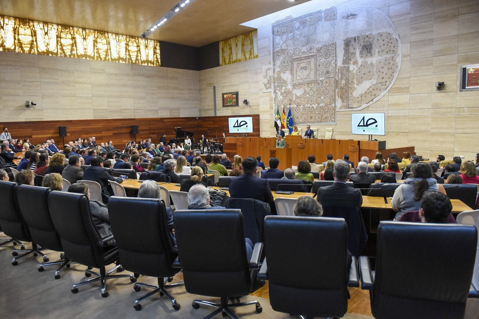 La Autonomía extremeña "sopla" sus 40 velas La Autonomía extremeña "sopla" sus 40 velas