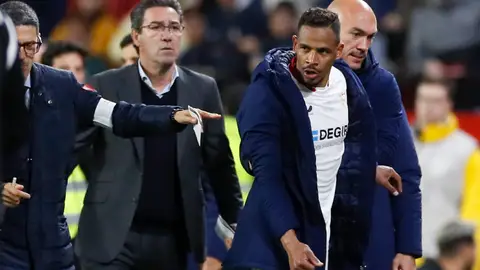 Fernando se marcha obligado al vestuario tras ser expulsado en el Sevilla-Osasuna. Fernando se marcha obligado al vestuario tras ser expulsado en el Sevilla-Osasuna.