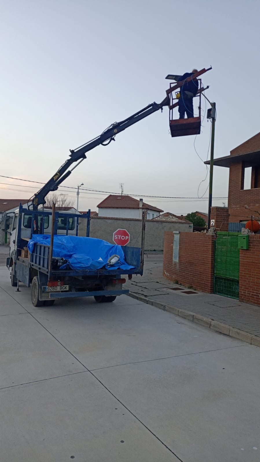 Adrados continúa las obras en la mejora de caminos y renovación de alumbrado público en el municipio Adrados continúa las obras en la mejora de caminos y renovación de alumbrado público en el municipio